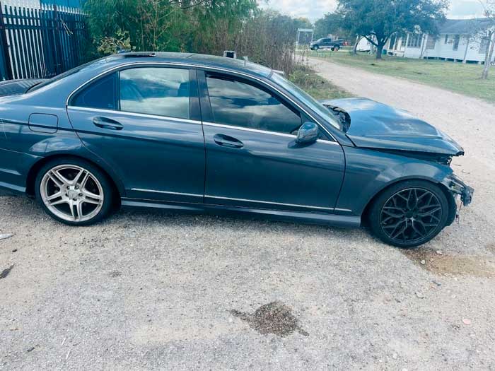 Mercedes chocado del frente, siendo evaluado para compra de autos yonke en Kemah, TX por Junk Car Buyers R-Us