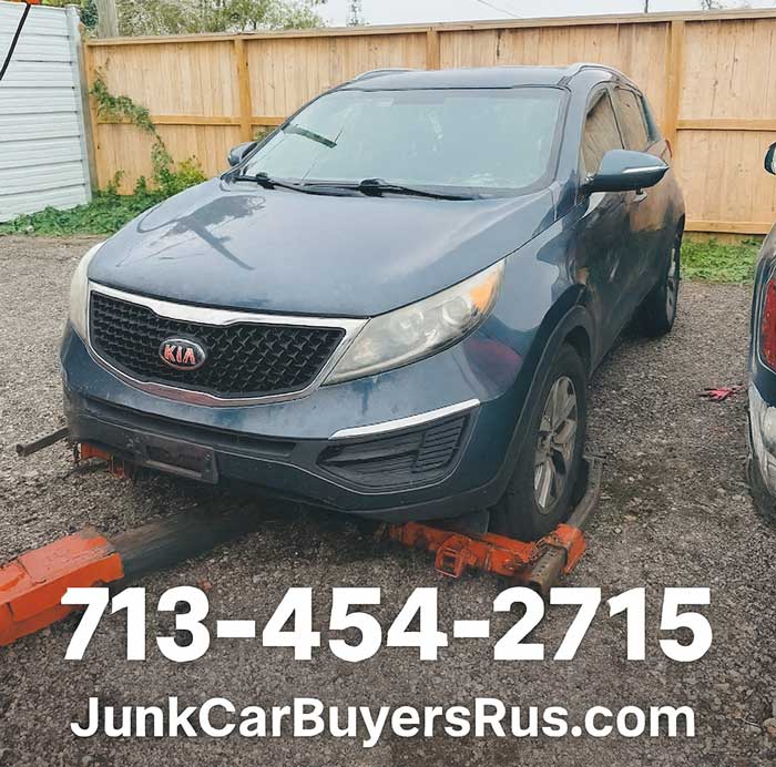 Kia SUV being towed as a junk car in Baytown, TX by Junk Car Buyers R-Us