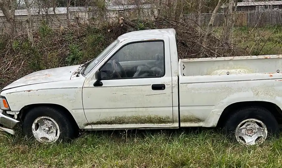 Camioneta blanca usada estacionada en un terreno de Humble, TX.