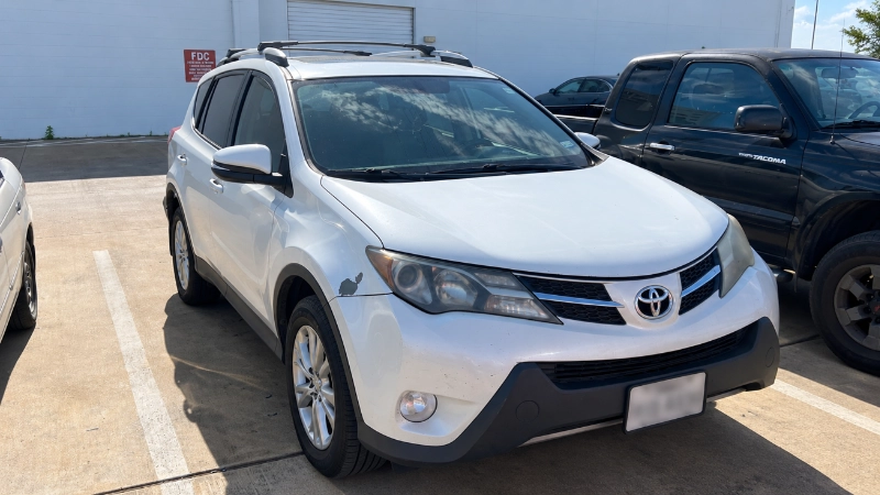 Toyota RAV4 blanca estacionada en Houston antes de su retiro.