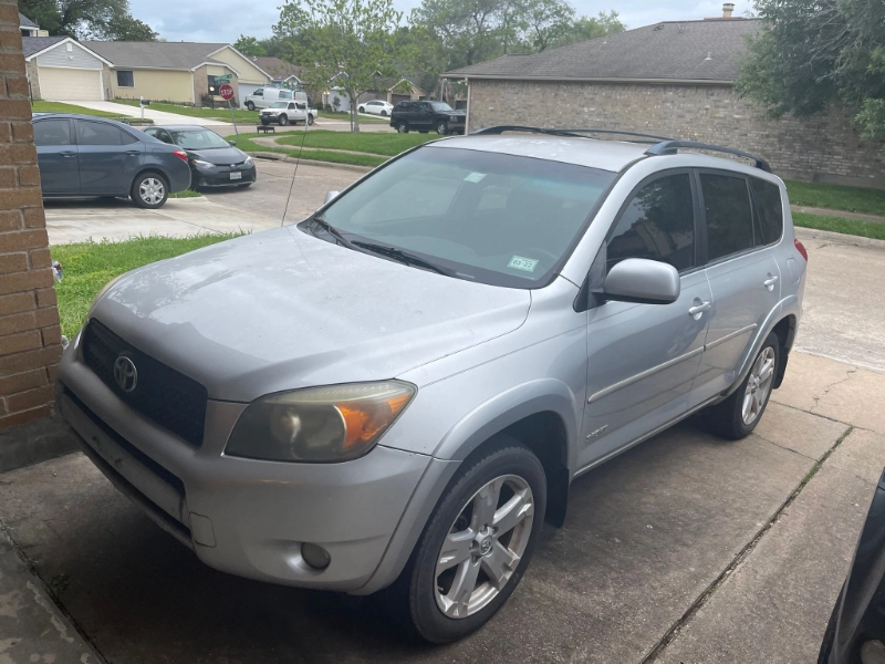 Toyota RAV4 plateada estacionada en una entrada residencial en Richmond, TX, antes de su venta.