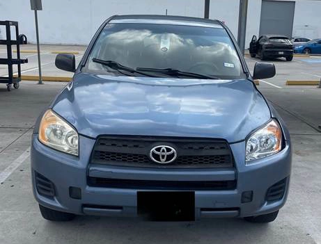 Toyota RAV4 azul usado estacionado en Pasadena, TX.